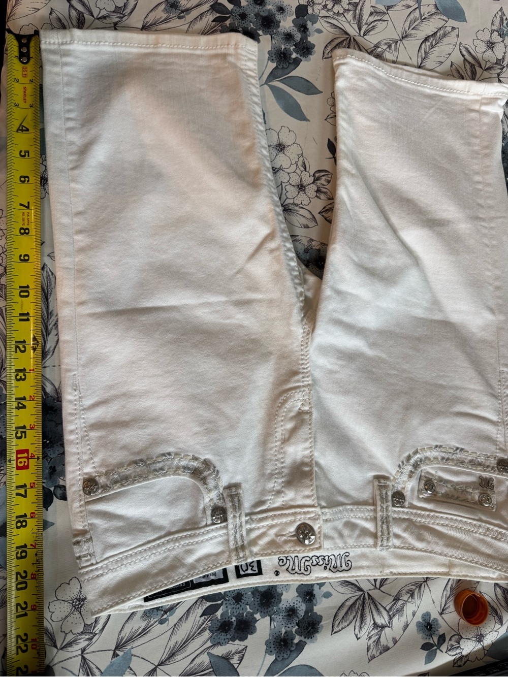 Miss Me Women’s White Denim Bermuda Shorts Size 30 Embellished - Picture 4 of 6